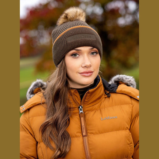 it05197_lifestyle_claracablebeanie_alpine_2