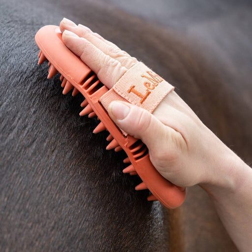 it04627_lifestyle_fleximassagebrush_apricot_1