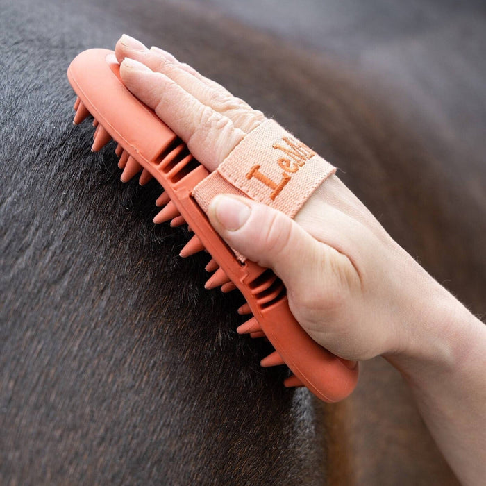 it04627_lifestyle_fleximassagebrush_apricot_1