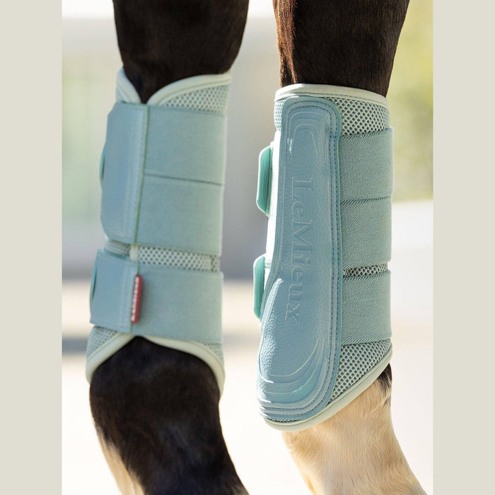 it06190_lifestyle_arikameshbrushingboots_aqua_2_1_
