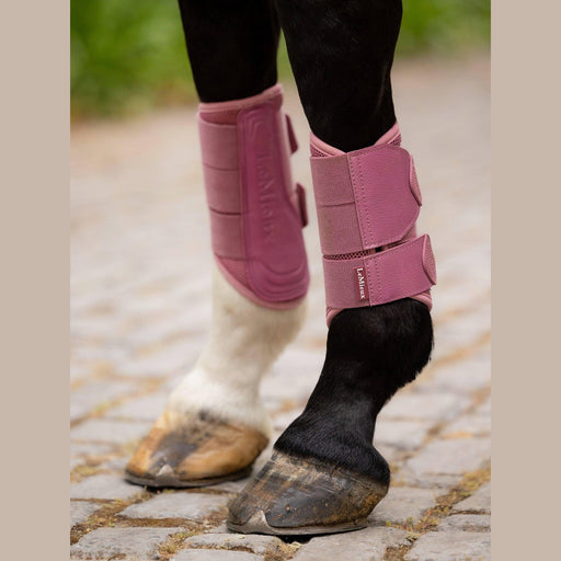 it06193_lifestyle_arikameshbrushingboots_peony_100